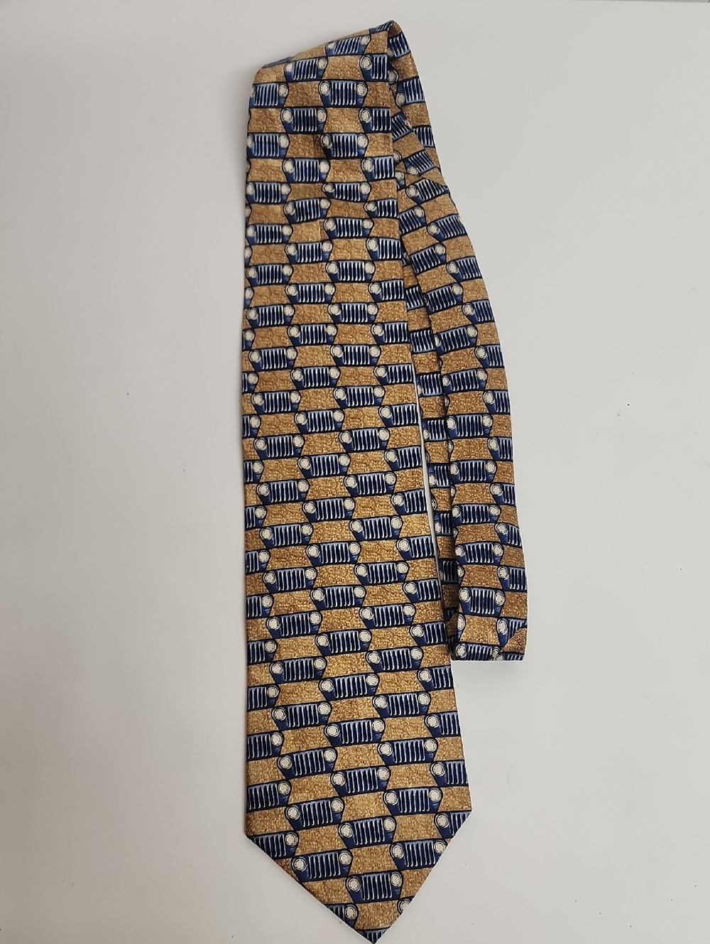 Jeep There's Only One Classic Geometric Pattern MenS Tie in Navy& Gold 100% SILK - Picture 3 of 7
